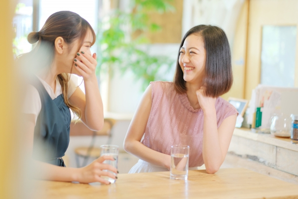 カフェで談笑する女性