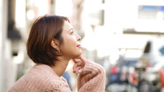 骨格ストレートの女性が痩せた時を想像している