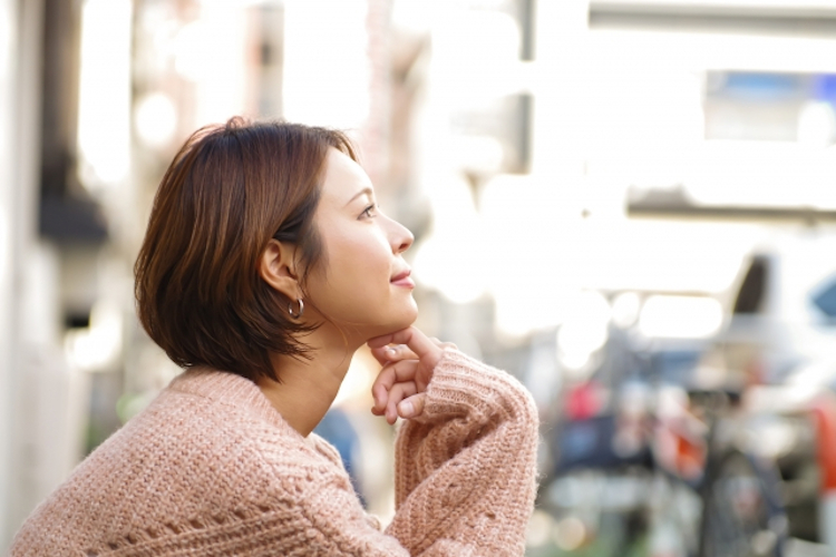 骨格ストレートの女性が痩せた時を想像している