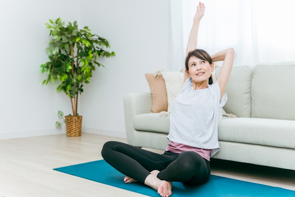 自宅でストレッチをする女性