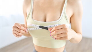 バストを測る女性