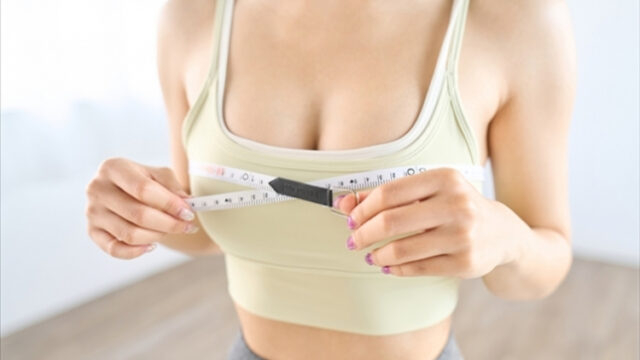 バストを測る女性