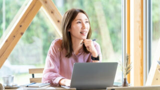 カフェで仕事をするAB型の女性