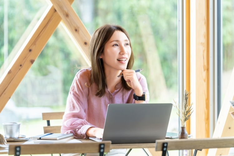 カフェで仕事をするAB型の女性