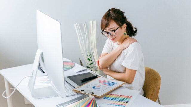 仕事でストレスのたまる女性