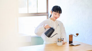 家出お茶を入れるB型の女性