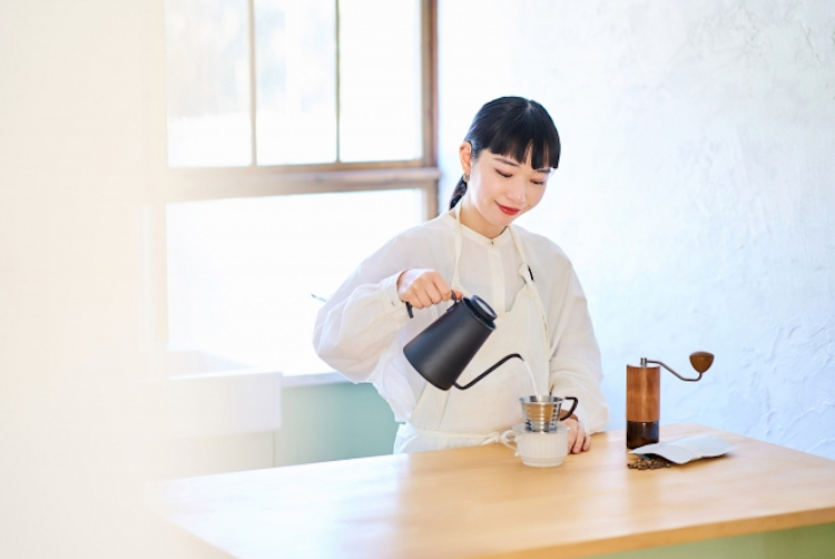 家出お茶を入れるB型の女性