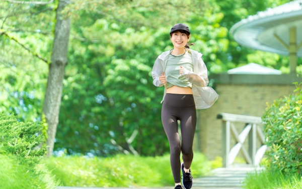 ランニングするB型の女性