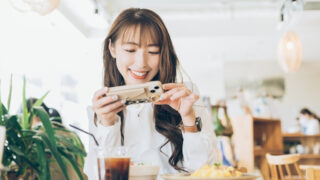 料理の写真を撮るO型の女性