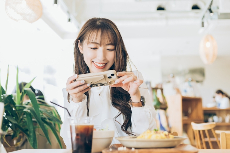 料理の写真を撮るO型の女性
