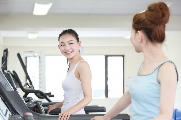 ジムで談笑するO型の女性