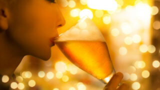 お酒を飲む女性