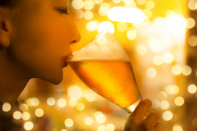 お酒を飲む女性