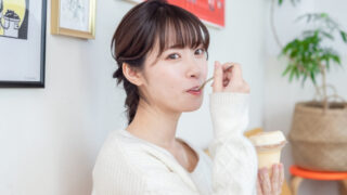 ヨーグルトを食べる女性