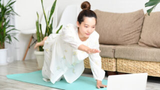 お家ダイエットをする女性