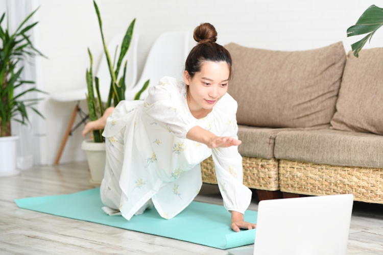 お家ダイエットをする女性