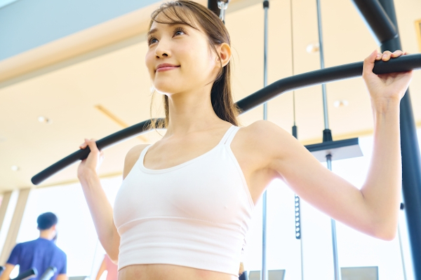 パーソナルジムでトレーニングする女性