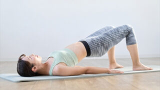 骨盤をストレッチする女