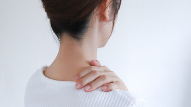 肩を気にしている女性