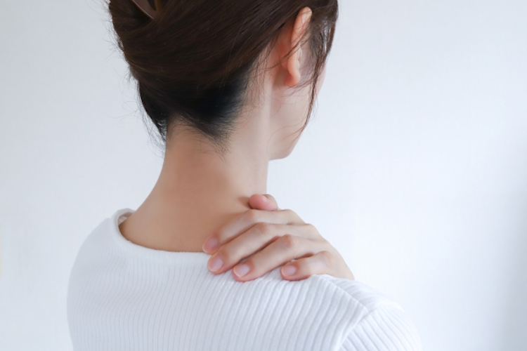 肩を気にしている女性