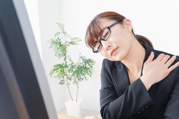 肩こりがキツイ女性