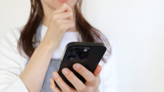 マッチングアプリで逢うか迷う女性