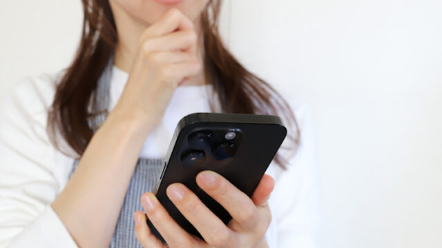 マッチングアプリで逢うか迷う女性