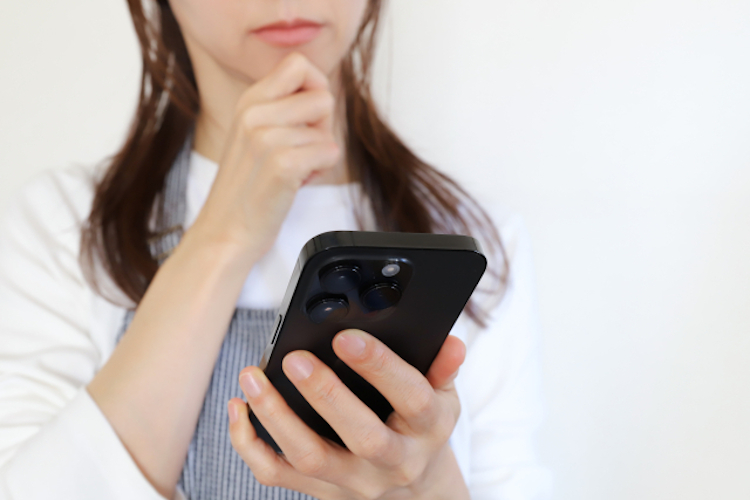 マッチングアプリで逢うか迷う女性