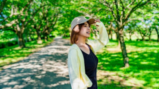 朝散歩をする女性