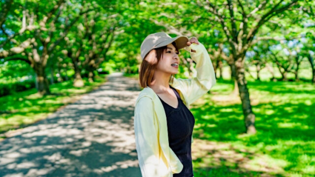 朝散歩をする女性