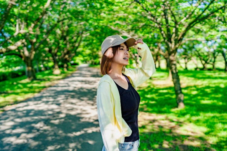 朝散歩をする女性