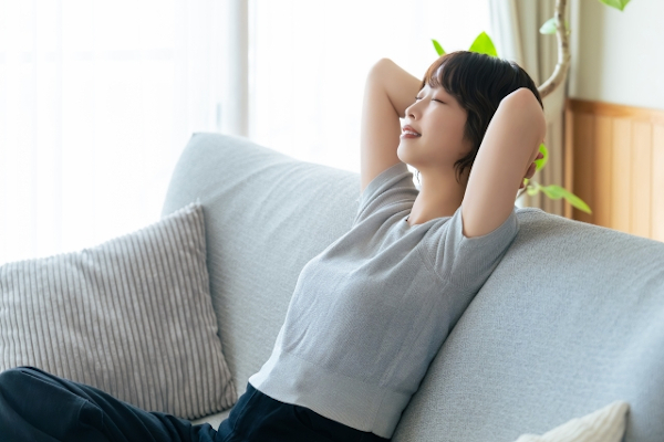 姿勢に疲れる女性