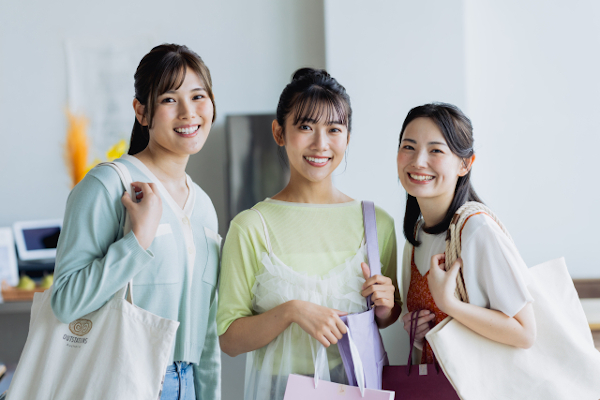 女性3人が談笑する