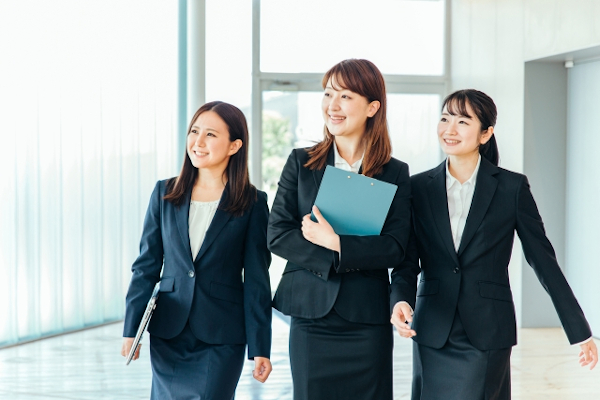 異なる体重の女子3人