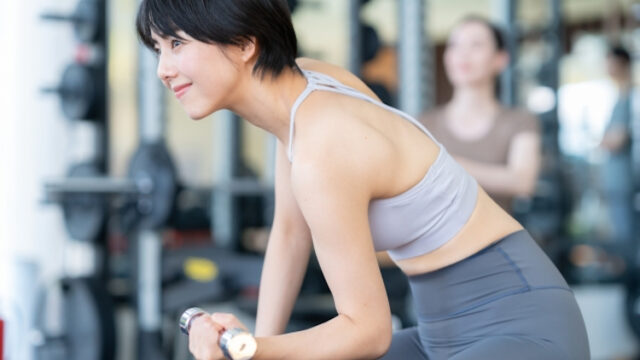 筋トレしている女性