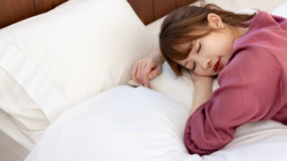 朝ギリギリまで寝ている女性