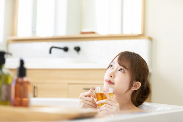 お風呂に入る女性