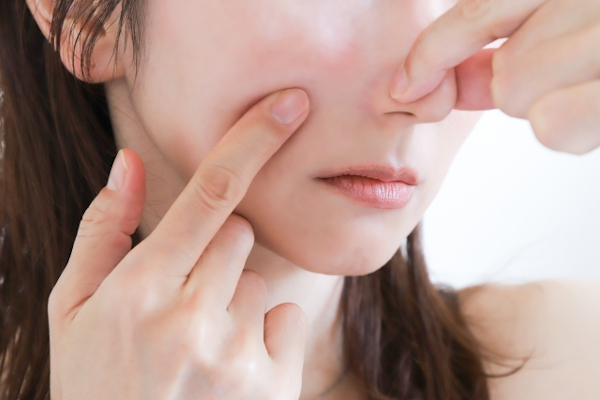 顔を気にする女性