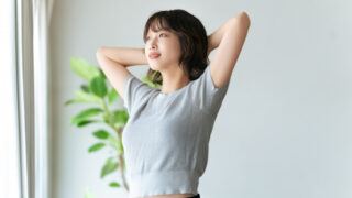 自宅から外を眺める女性