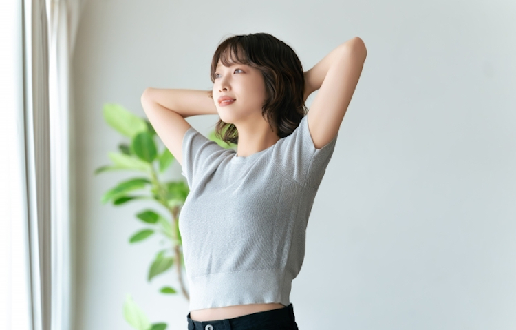 自宅から外を眺める女性