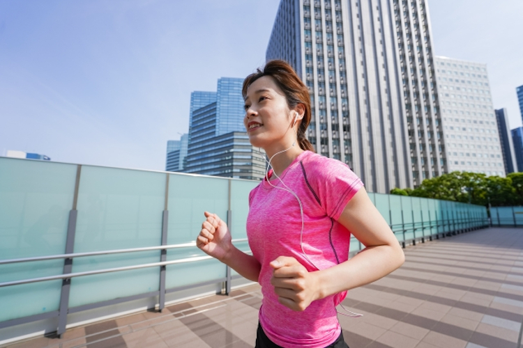 有酸素運動する女性