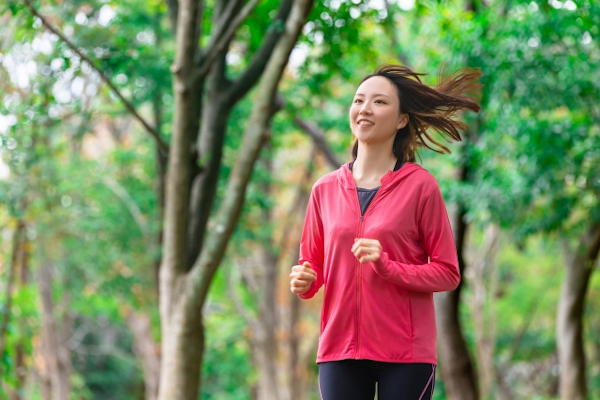 ランニングする女性