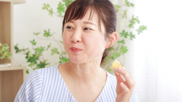 お菓子を食べる女性