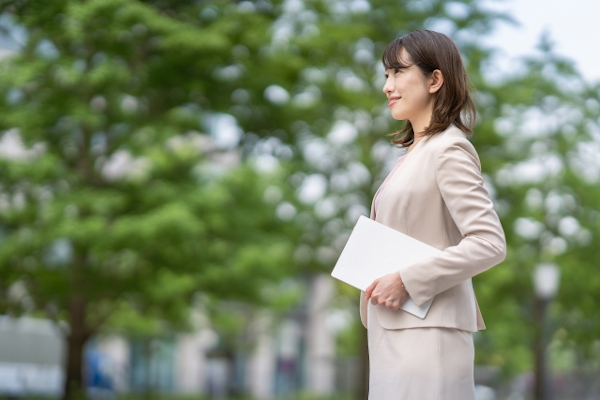 姿勢よく歩く女性