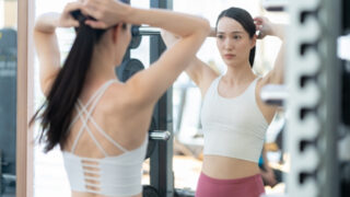 ジムでトレーニング体脂肪の少ない女性