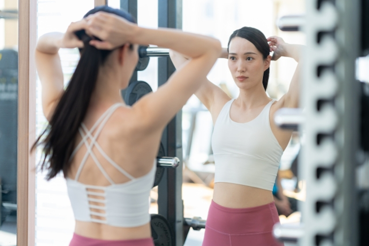 ジムでトレーニング体脂肪の少ない女性