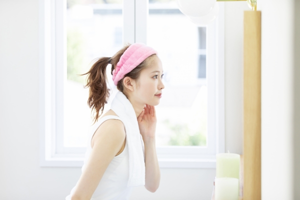 鏡の前で見た目を気にする女性