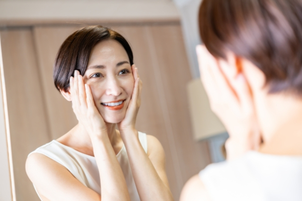 鏡で肌を調子を見る